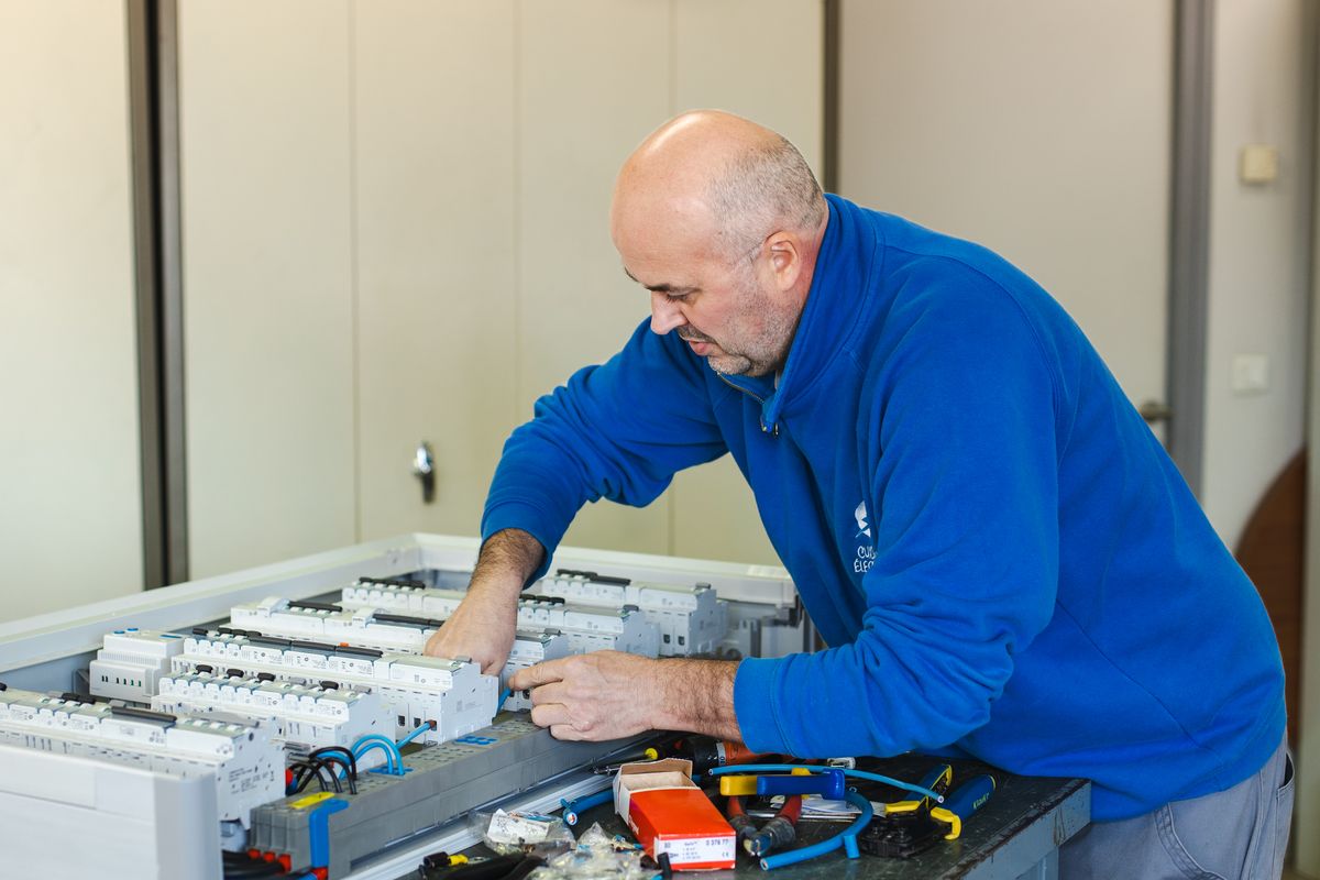Câblage d'armoire électrique Pose de protection différentielle haute sensibilité
