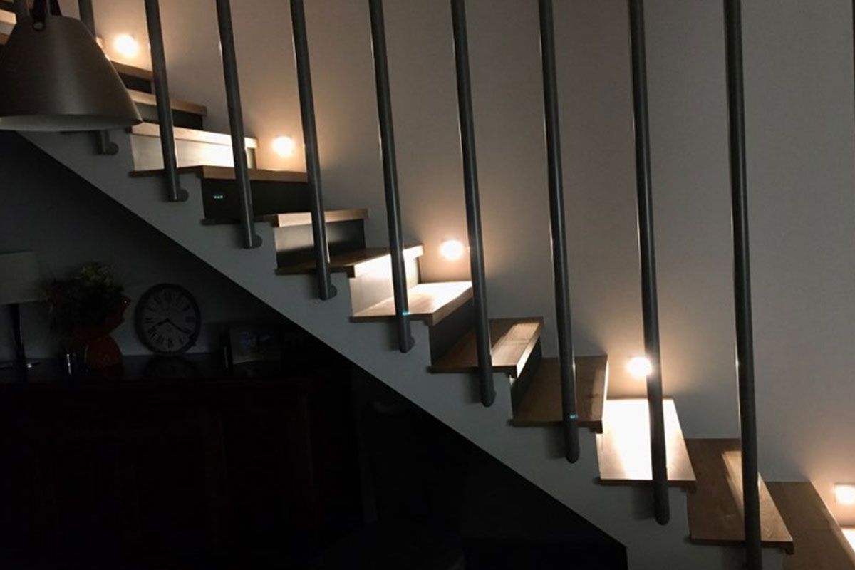 Installation de luminaire sur escalier