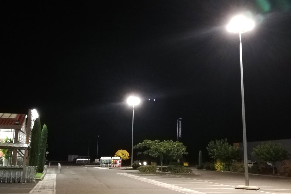 Eclairage d'un parking avec des lampadaires faible consommation