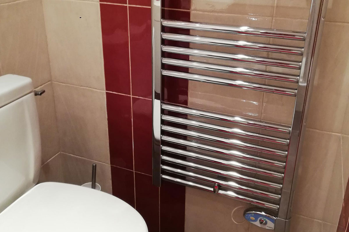Pose d'un radiateur sèche-serviette dans une salle de bains