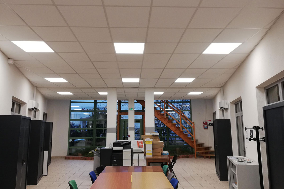 Installation de l'éclairage plafond led d'un bureau